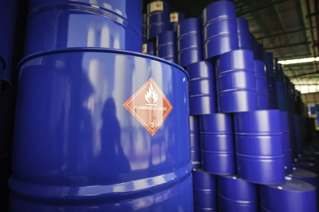 Tas de barils bleus contenant des produits inflammables